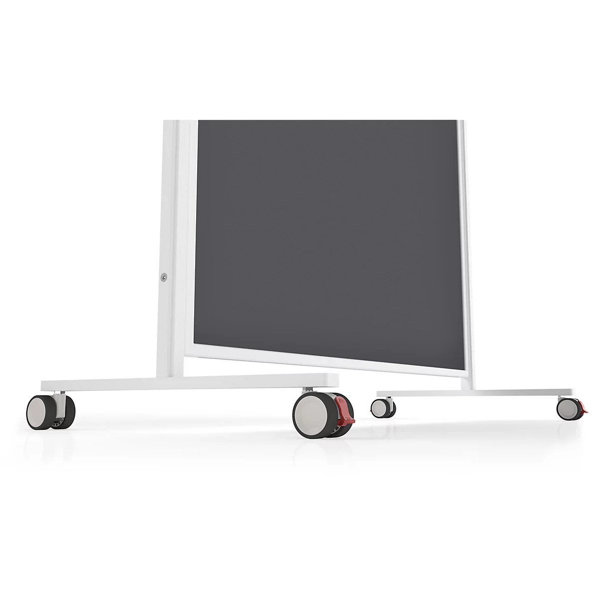 Gros plan sur les roulettes d'un tableau blanc mobile avec cadre blanc sur fond clair.