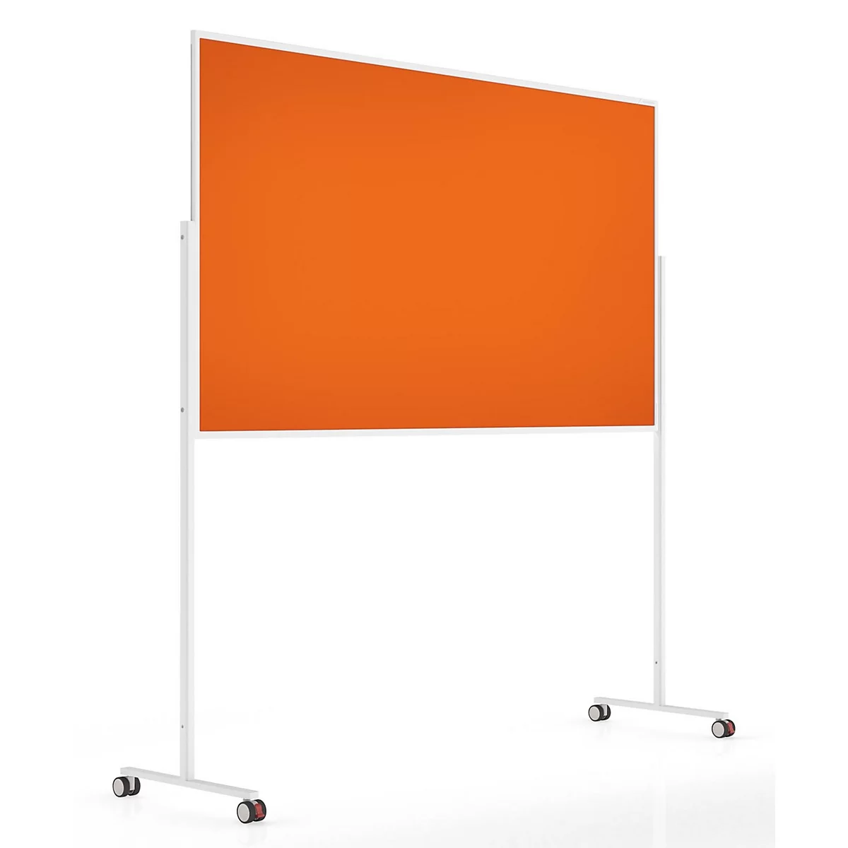Un panneau d'affichage orange sur un support mobile blanc avec roulettes sur fond neutre.
