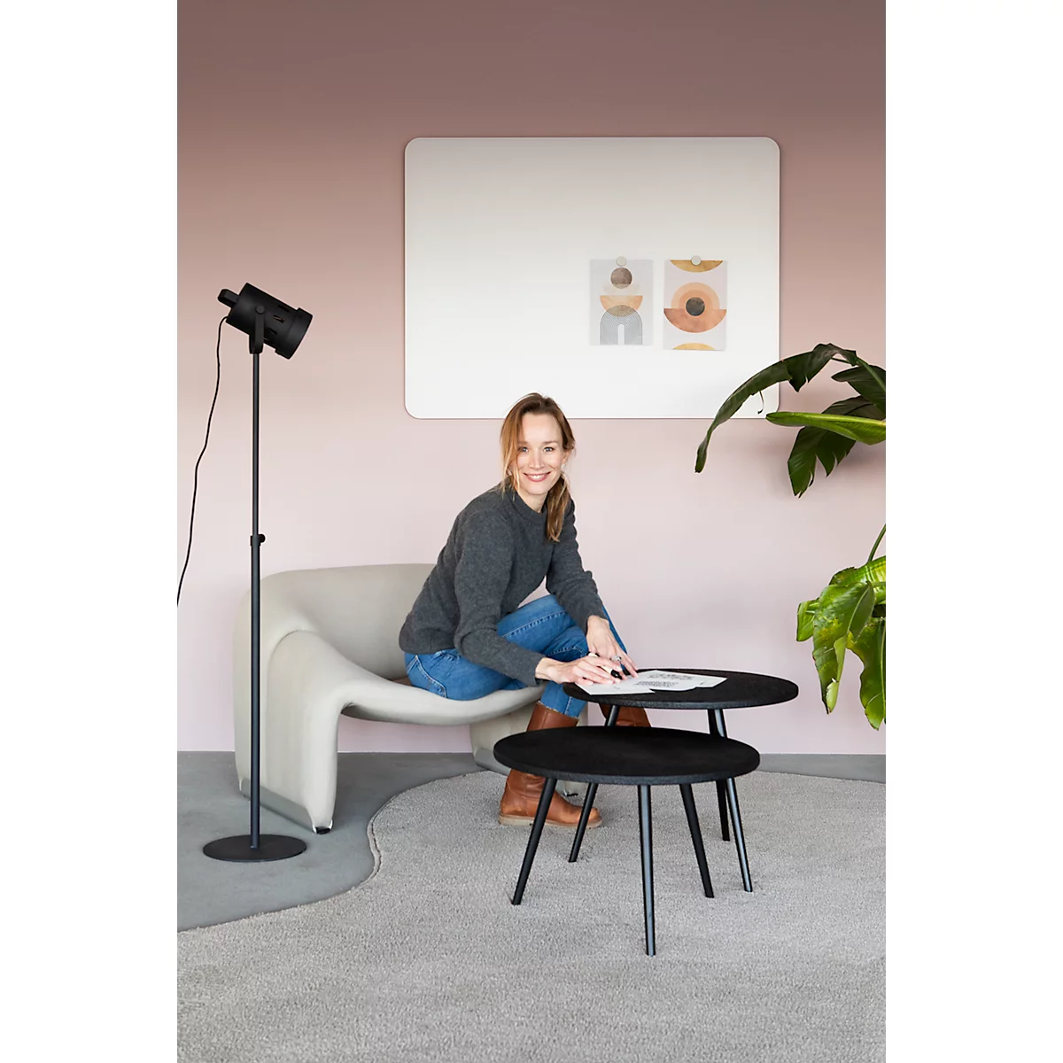 Tableau en verre Legamaster RC, avec 2 aimants &amp; 1 marqueur pour tableau en verre, L 1200 x P 4,4 x H 900 mm, verre de sécurité trempé, mat, warm grey