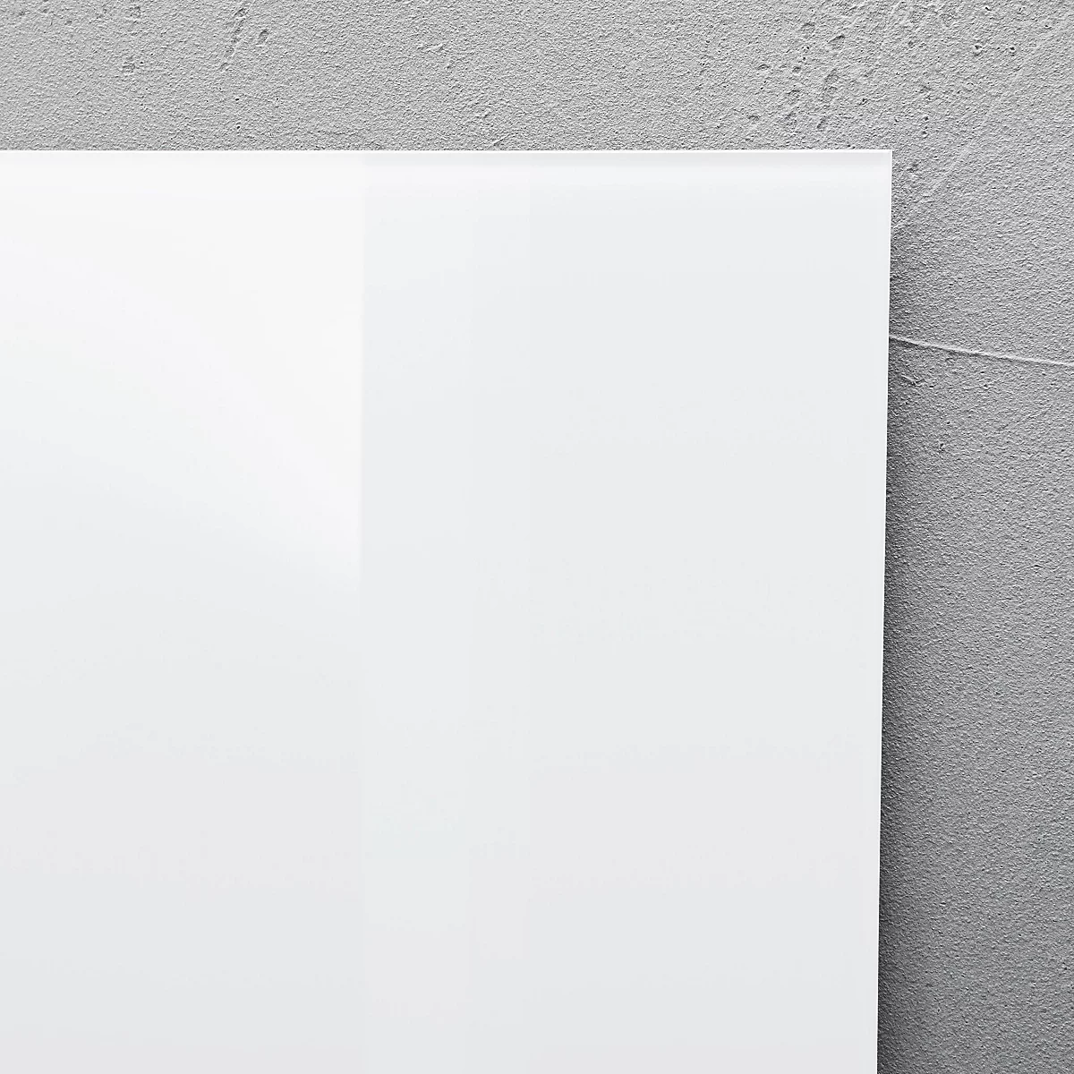 Gros plan d'une surface blanche et brillante, partiellement encadrée par un mur gris.