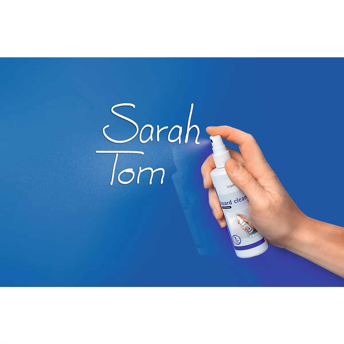 Una mano rociando un producto de limpieza sobre una superficie azul con los nombres Sarah y Tom escritos.