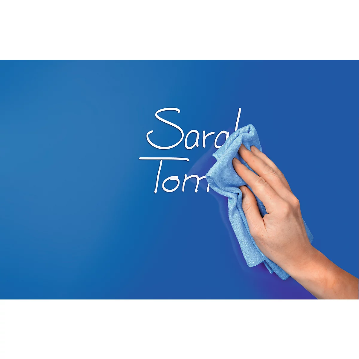 Una mano borra los nombres 'Sara' y 'Tom' de una pizarra azul con un paño azul.