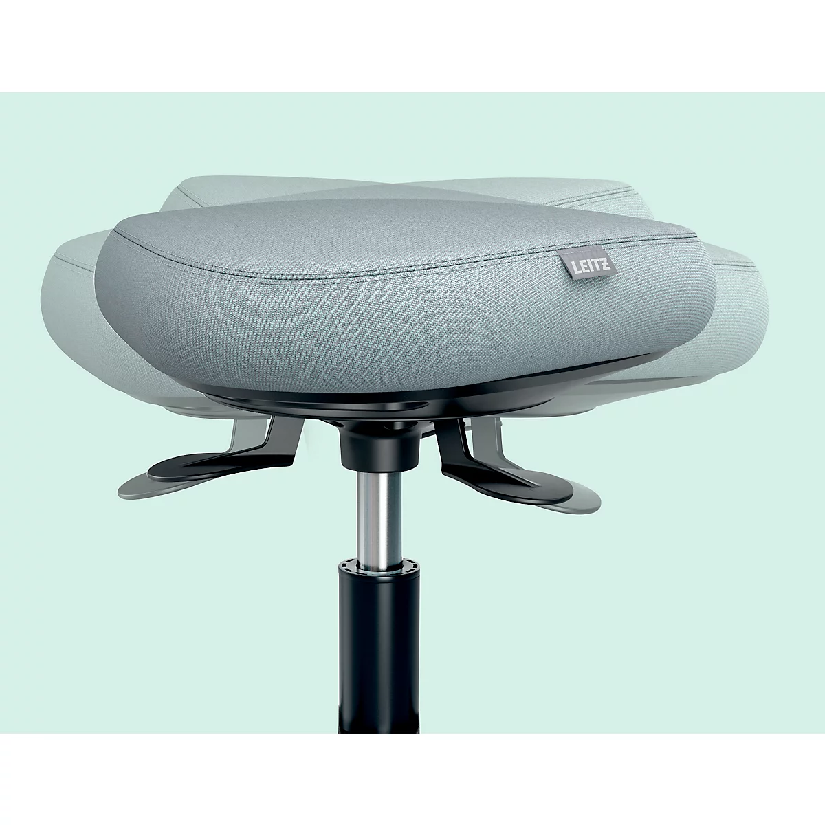 Gros plan sur une chaise pivotante. Siège gris clair, cadre noir et ressort à gaz argenté.