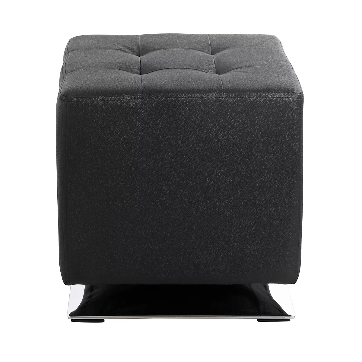 Pouf noir et carré avec capitonnage à boutons sur une base en métal. Le pouf est placé devant un fond blanc.