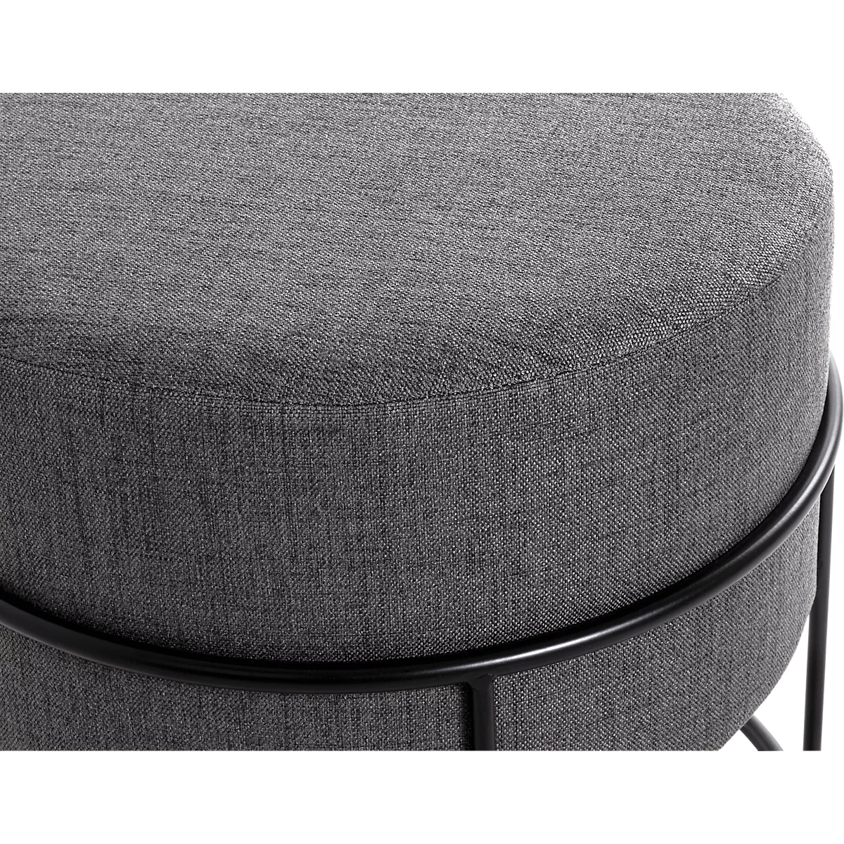 Gros plan d'un tabouret rond gris avec un cadre en métal noir. La surface est en tissu.