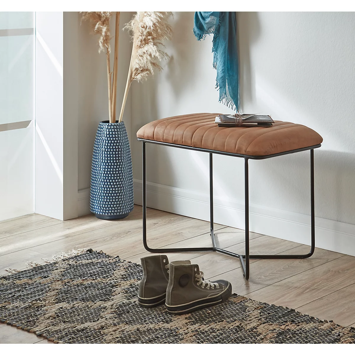 Miroir avec cadre rouge, sac à main, écharpe et tabouret dans l'entrée.