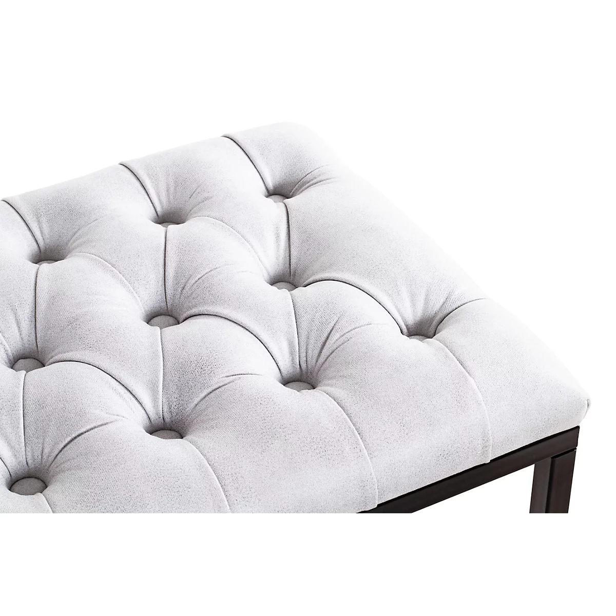 Banc gris avec assise matelassée et cadre noir. Une couverture et une chaussure sont dessus.