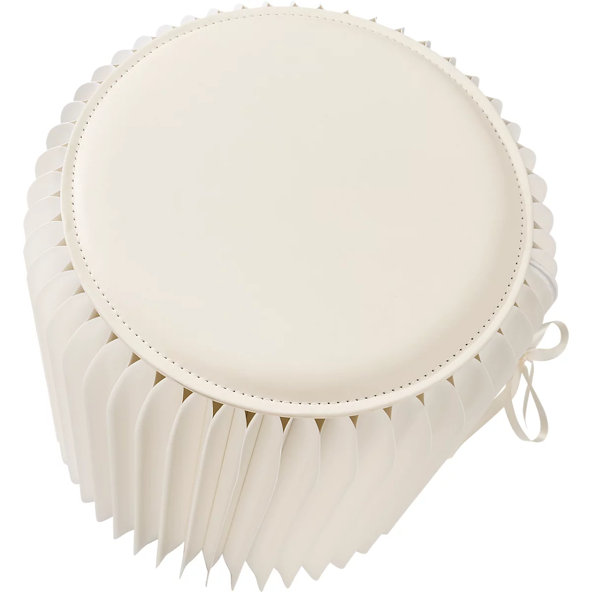 Tabouret rond blanc, bordure à volants. Plat dessus, plissé en dessous, avec nœud.
