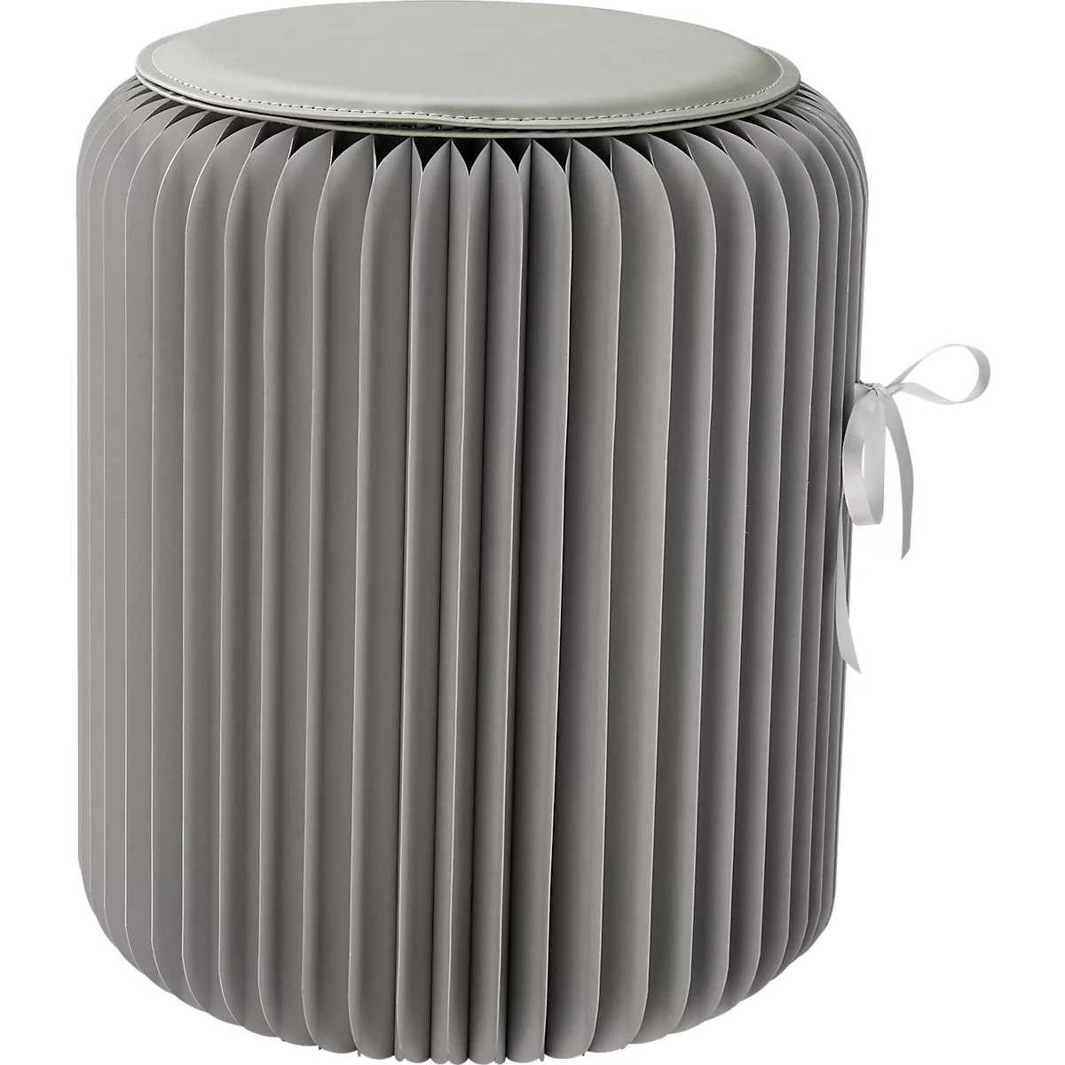 Tabouret rond gris en papier plié. Dessus en similicuir clair, avec un nœud blanc sur le côté.
