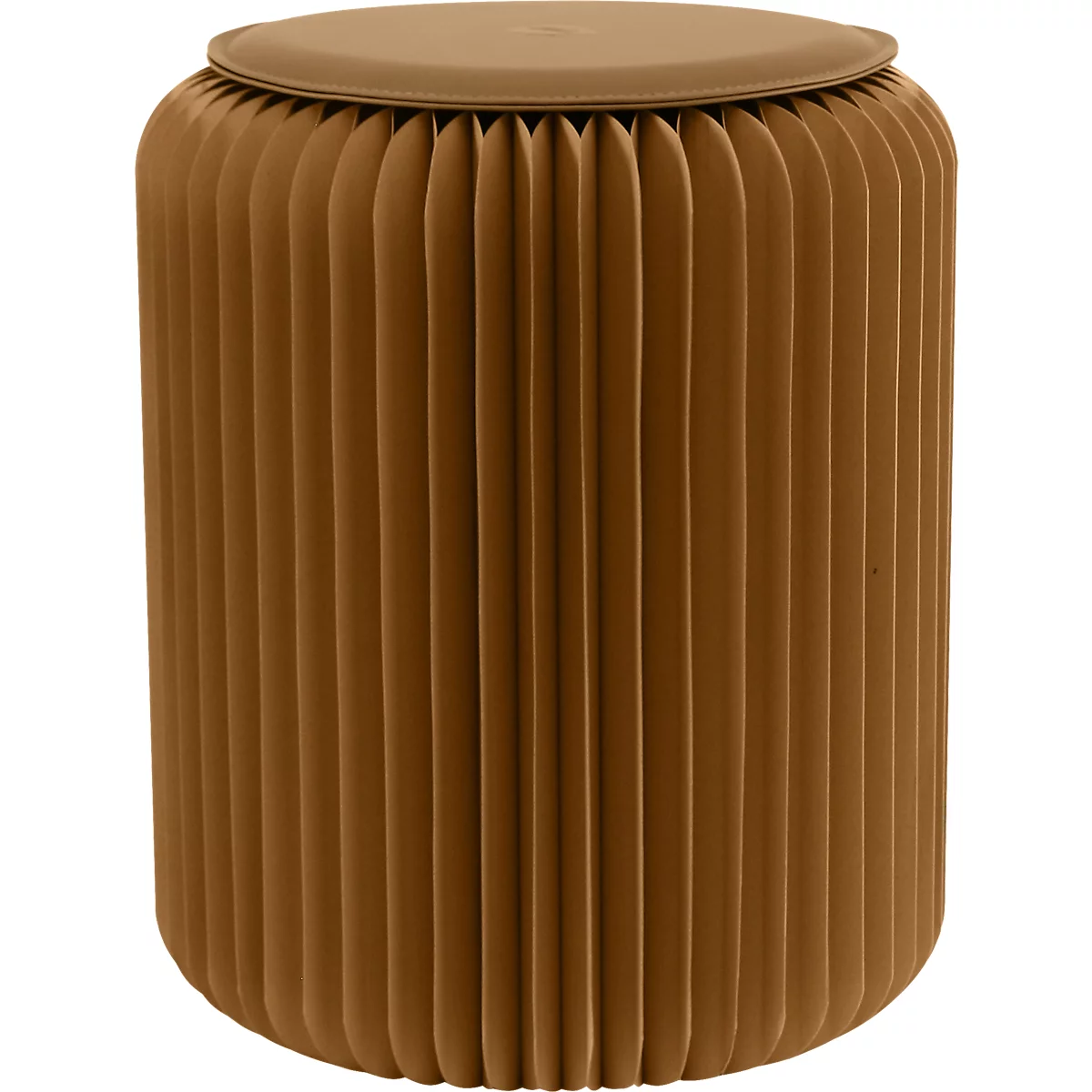 Tabouret pliable cylindrique brun avec un dessus arrondi. La surface présente des plis verticaux et parallèles.