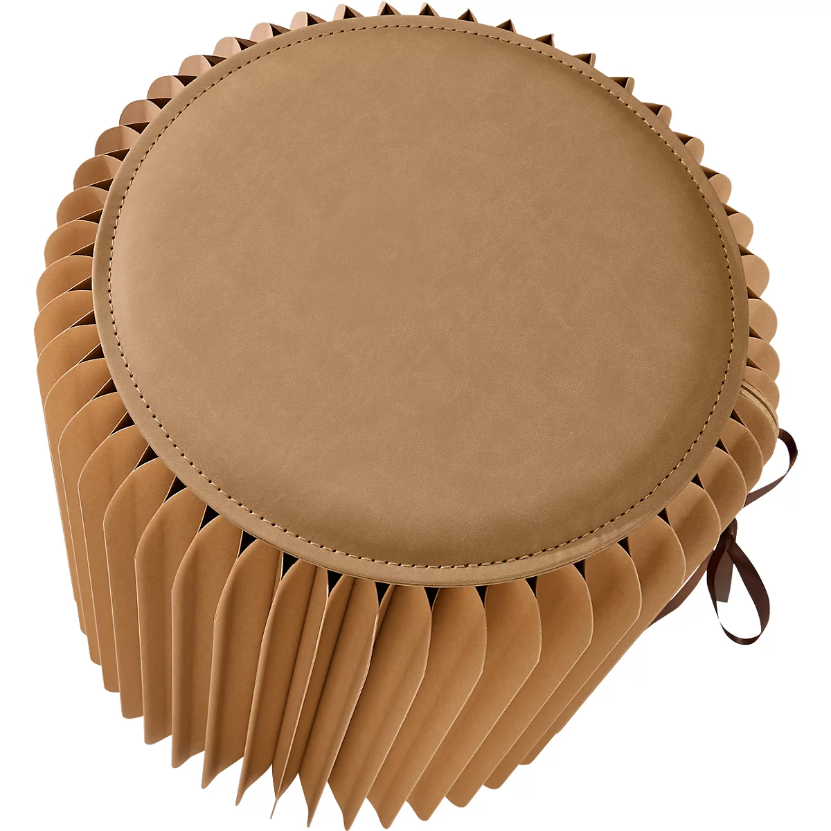 Tabouret plié beige avec assise ronde imitation cuir. Ruban marron comme fermeture.