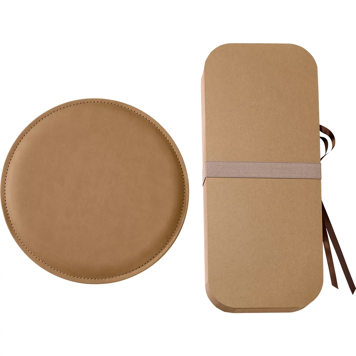 Assiette ronde marron à côté d'une longue boîte marron avec un ruban. Assiette et boîte sont en cuir et en carton.