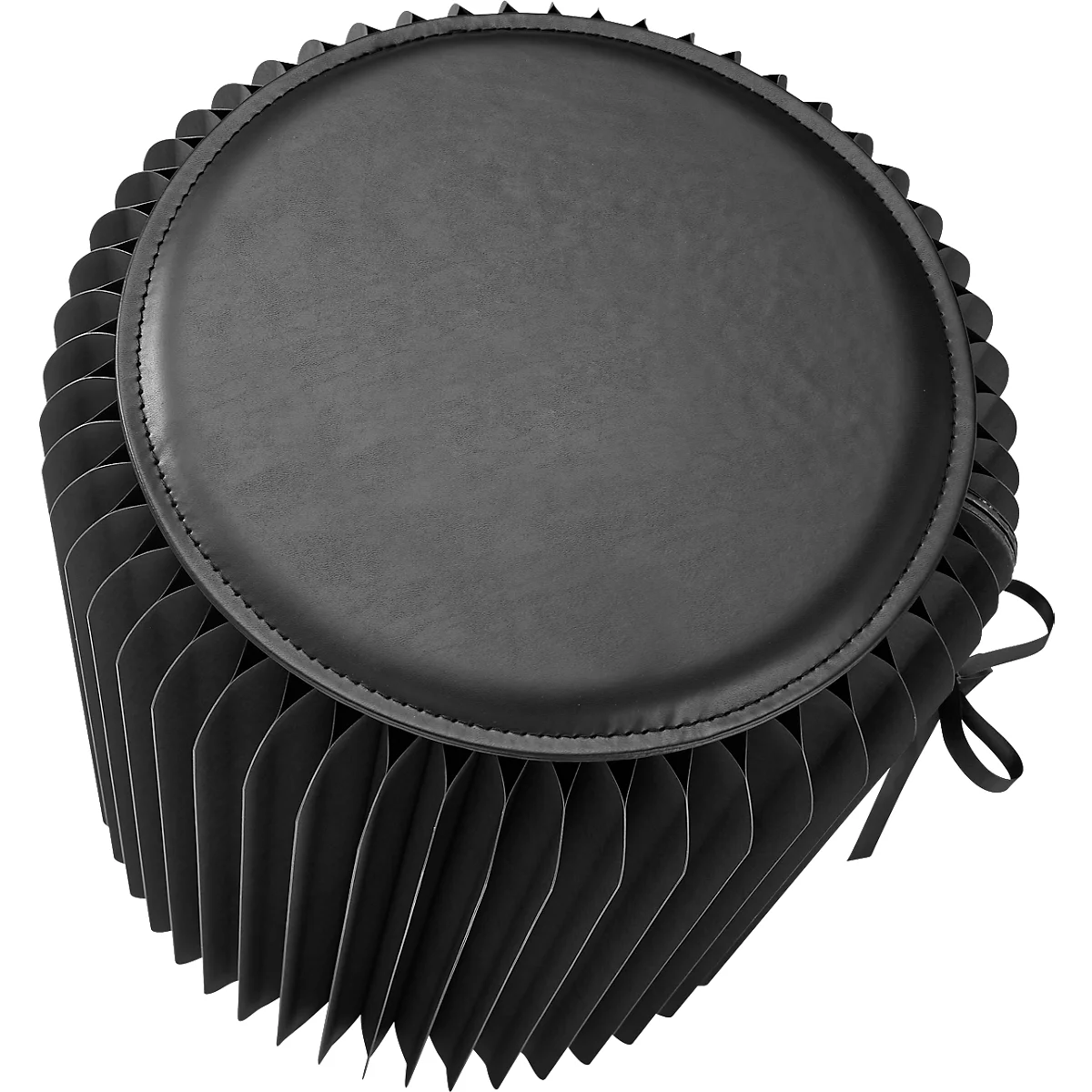 Tabouret noir avec assise ronde et rembourrée. Les côtés sont faits d'éléments pliés. Un ruban orne le côté.