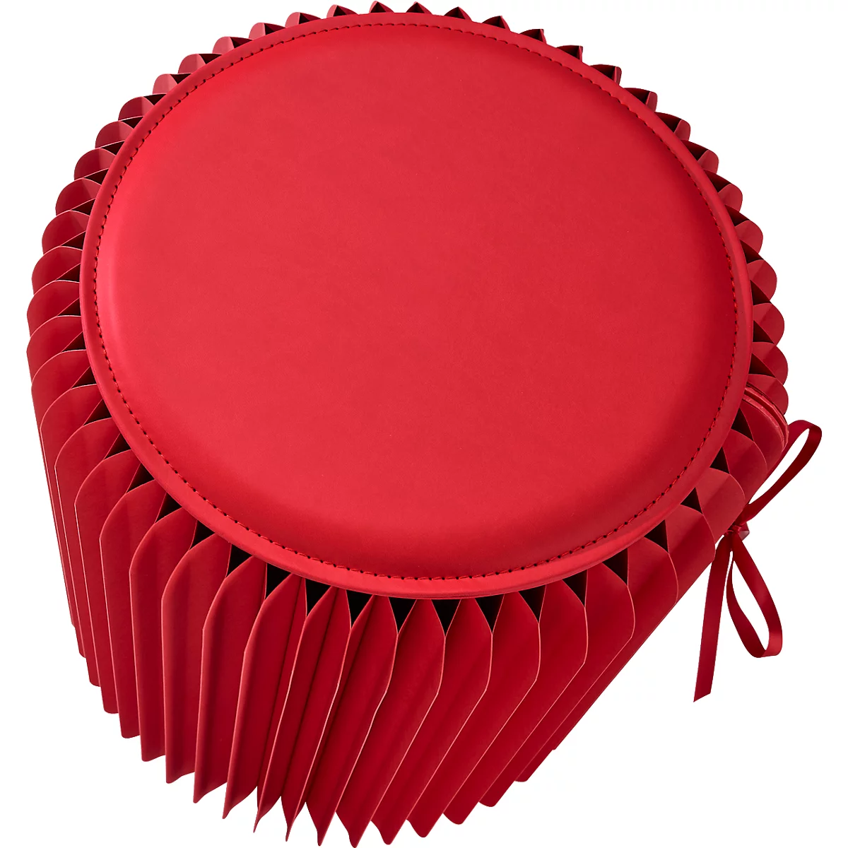 Tabouret rond rouge en papier. L'assise est ronde et recouverte de cuir rouge, les côtés sont en papier plié.