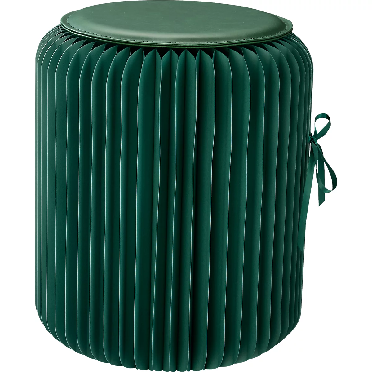 Un tabouret rond vert avec des côtés plissés et une assise verte. Un nœud est attaché sur le côté.