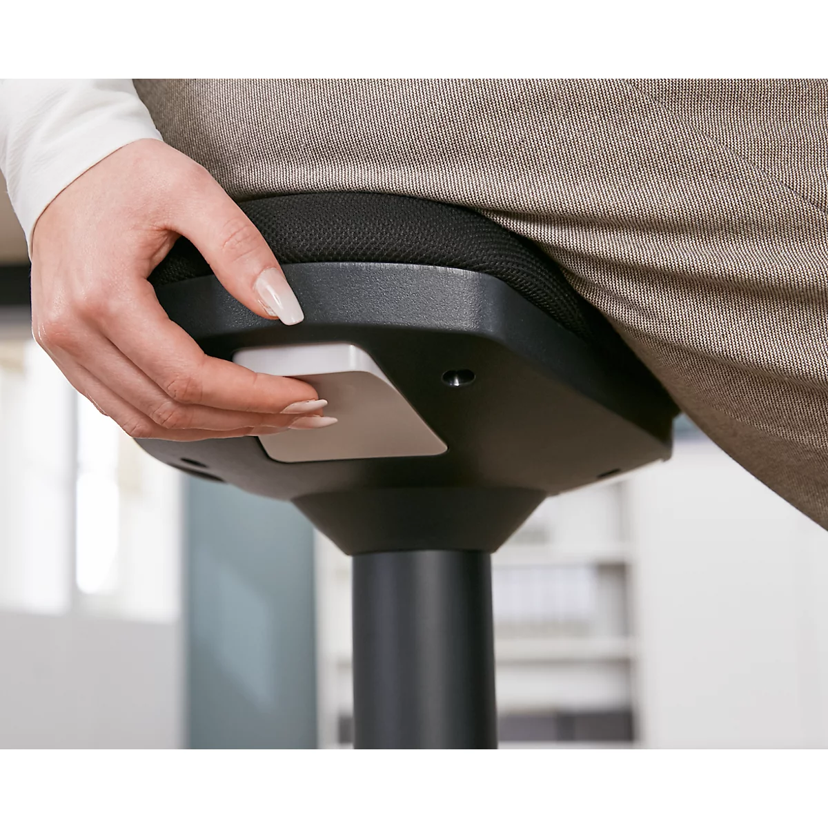 Tabouret réglable en hauteur - H 560-810 mm - tissu - noir/argenté
