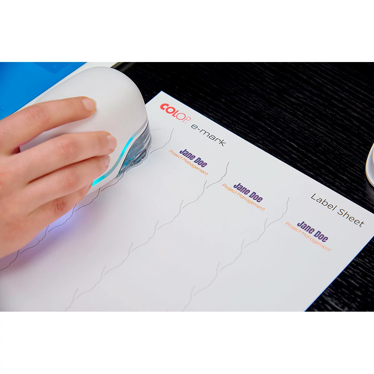 Tampon digital COLOP e-mark®, 600 dpi, micro-USB/wifi, avec cartouche d'imprimante CMY, bouton poussoir et piles, blanc