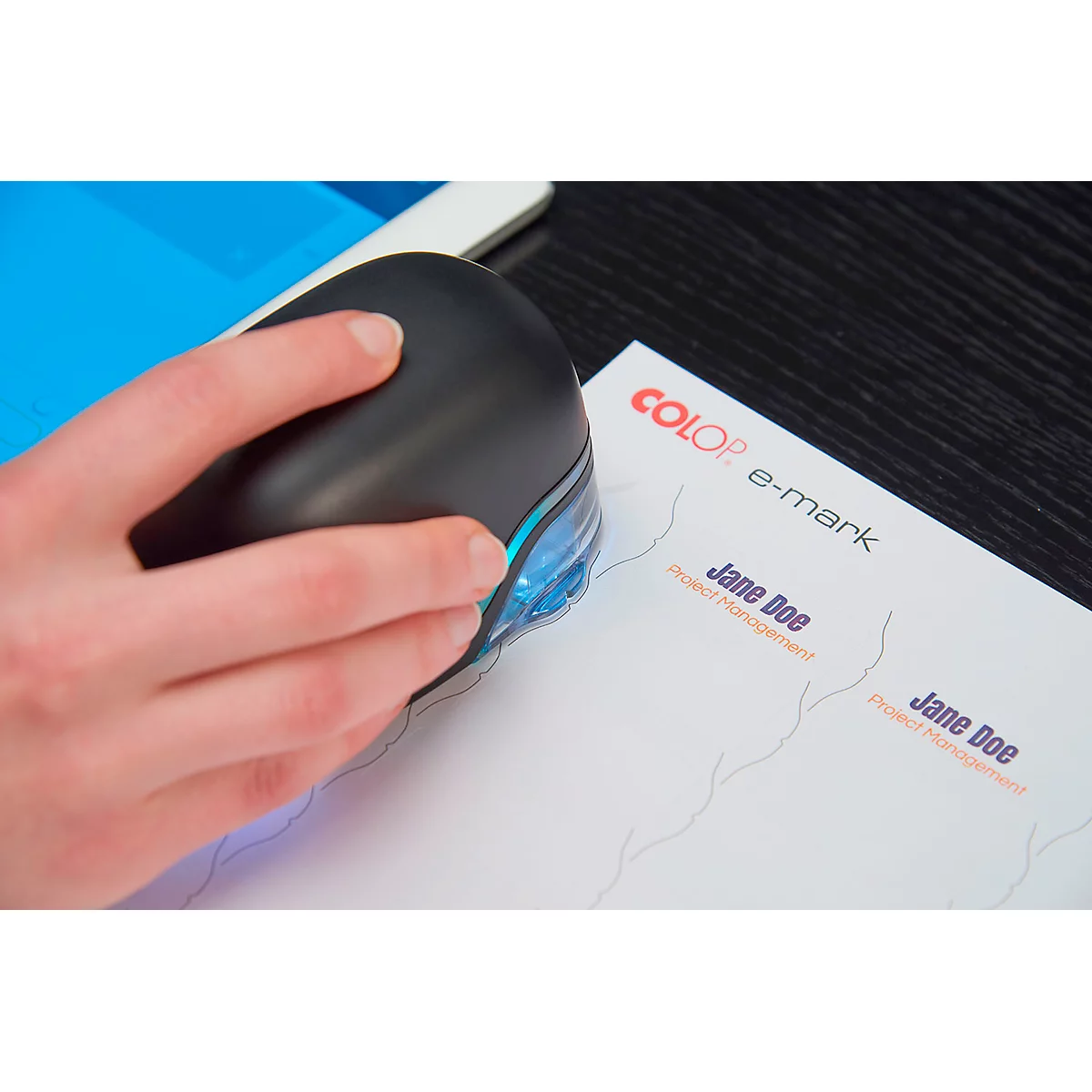 Tampon digital COLOP e-mark®, 600 dpi, micro-USB/wifi, avec cartouche d'imprimante CMY, bouton poussoir et piles, noir