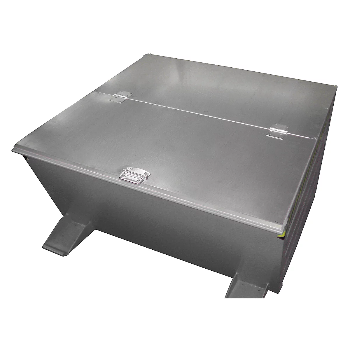 Una caja rectangular de color gris plateado con tapa y asa. La caja está sobre patas.