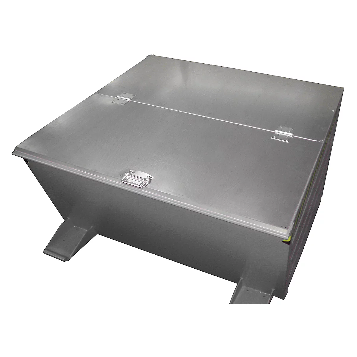 Caja de metal con tapa, color plateado, ligeramente inclinada.