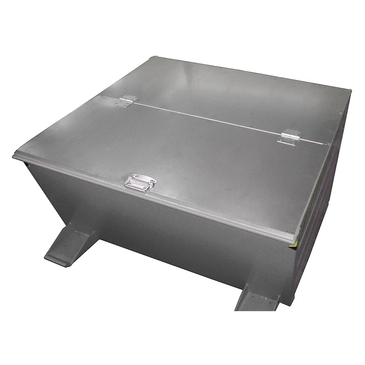 Caja metálica plateada con tapa y asa, sobre patas.