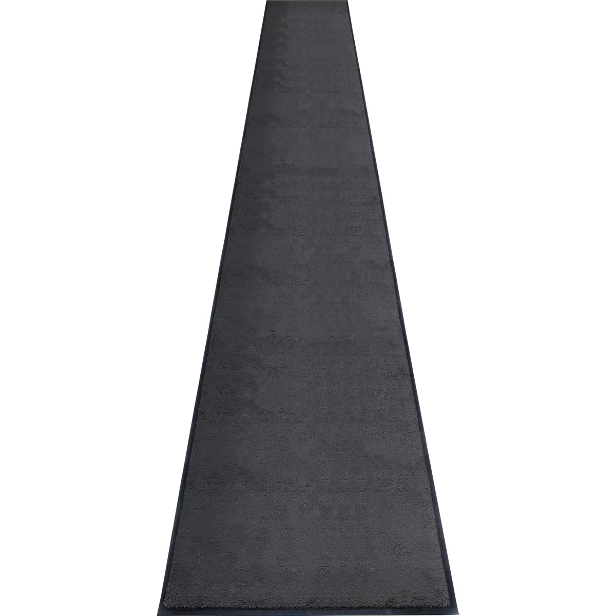 Tapis noir, oblong et rectangulaire, avec une bordure sombre, photographié en perspective.