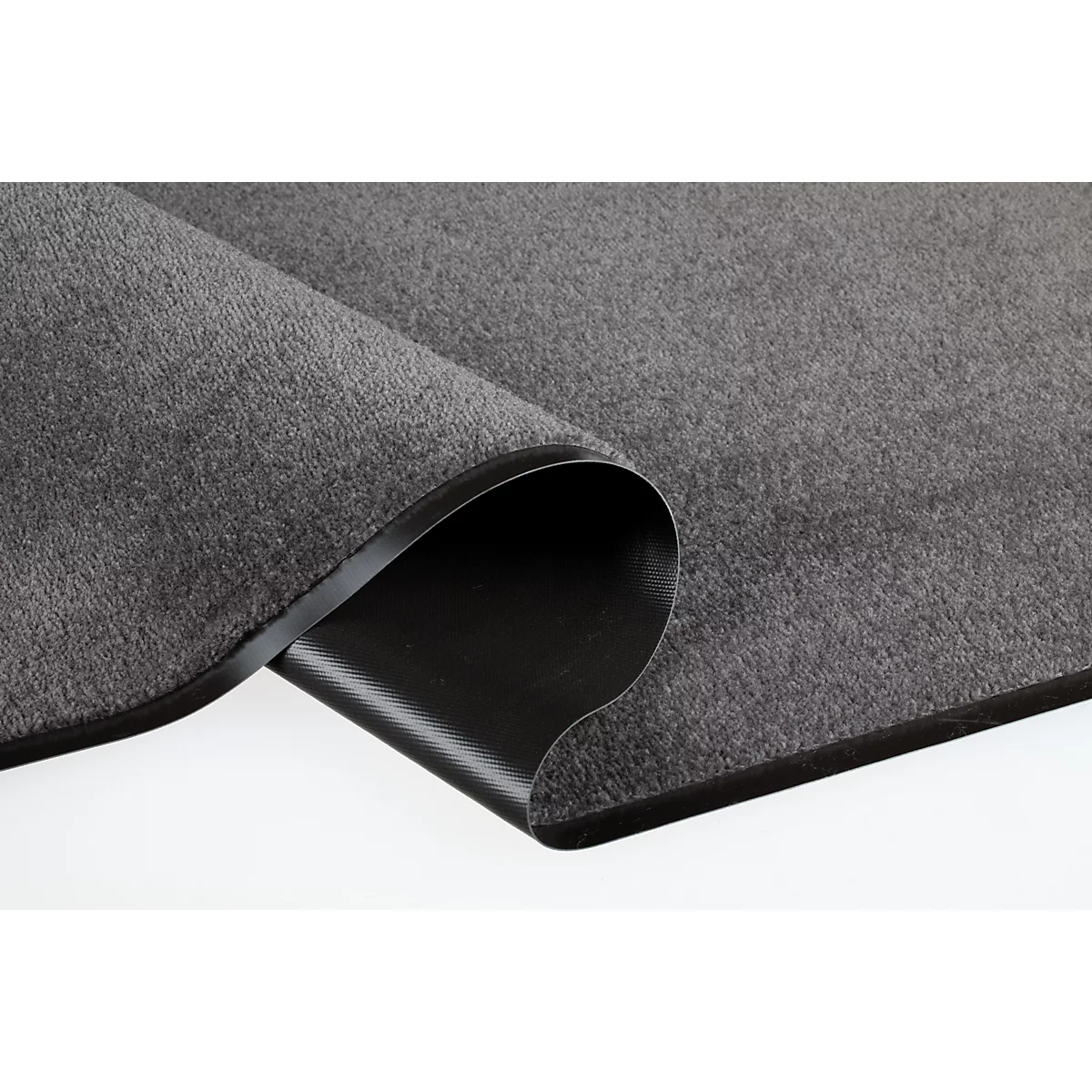Coin enroulé d'un paillasson en tissu gris avec un bord en caoutchouc noir sur fond blanc.