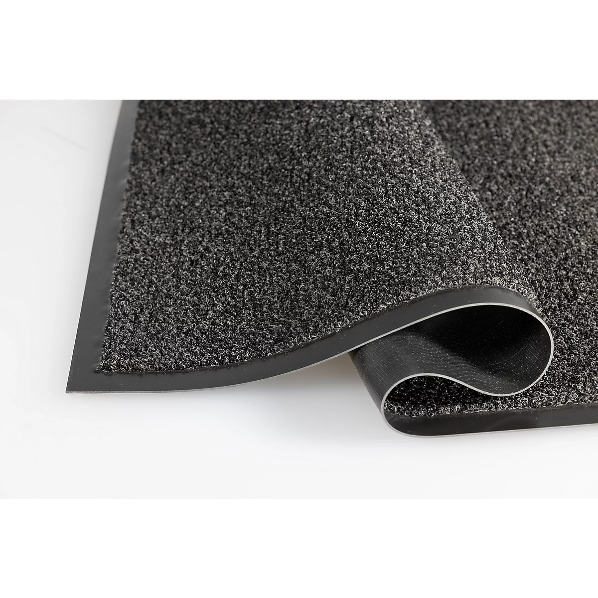 Tapis anti-salissures gris foncé enroulé avec bordure en caoutchouc noir sur fond blanc.