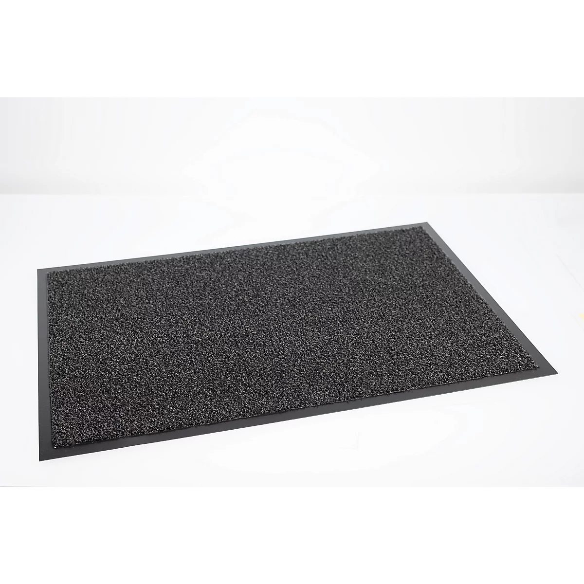 Paillasson rectangulaire gris avec une surface texturée sur fond blanc.