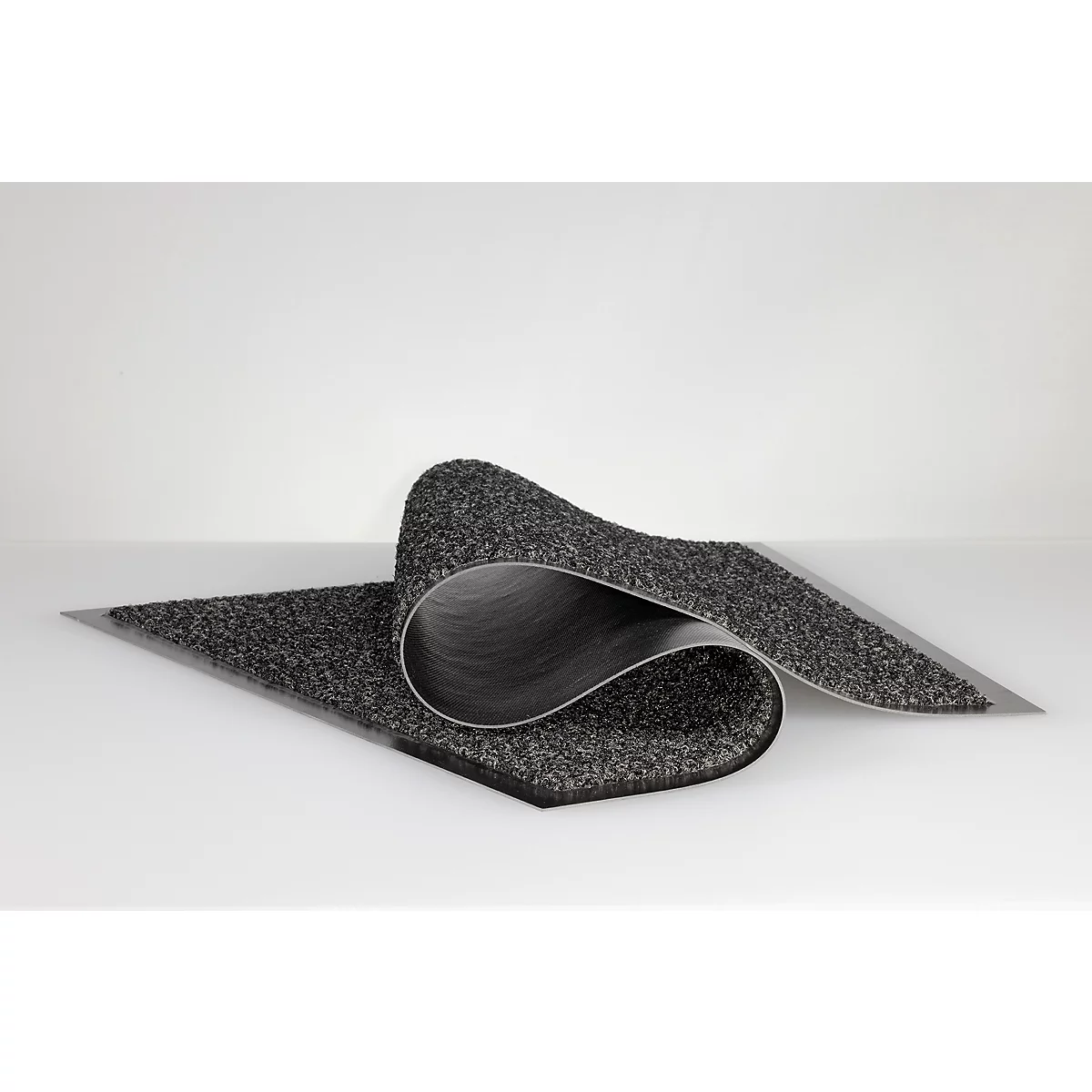 Un tapis anti-poussière gris foncé enroulé sur fond blanc.