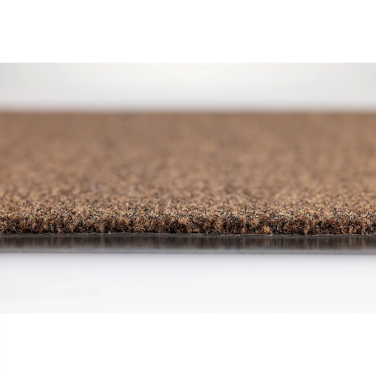 Gros plan du bord d'une moquette marron à la surface texturée sur fond blanc.