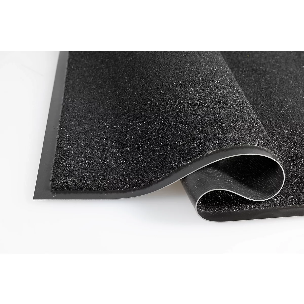 Un tapis d'entrée textile noir, se repliant sur le coin pour montrer le dos en caoutchouc.
