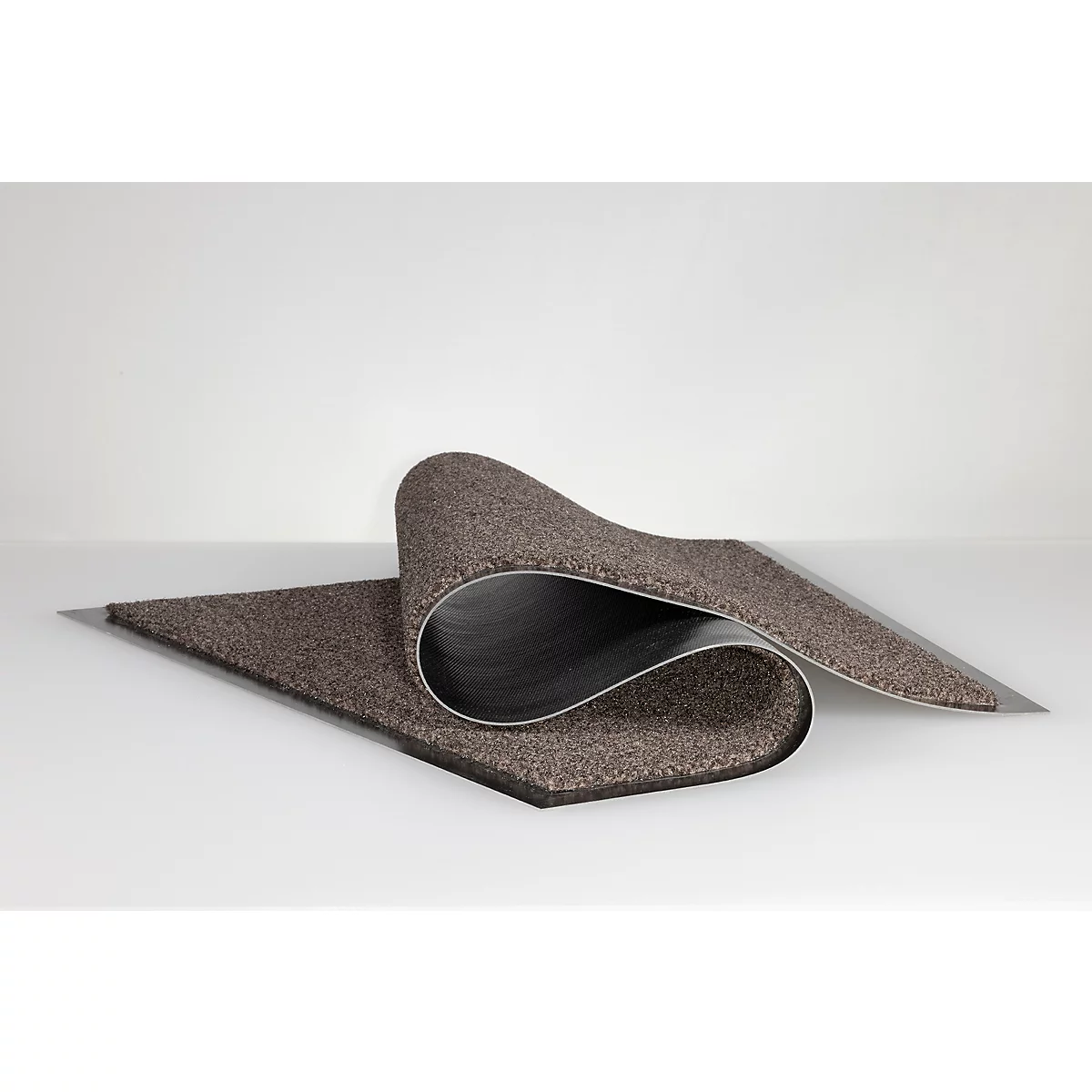 Un tapis anti-salissure marron enroulé avec un dessous noir sur fond blanc.