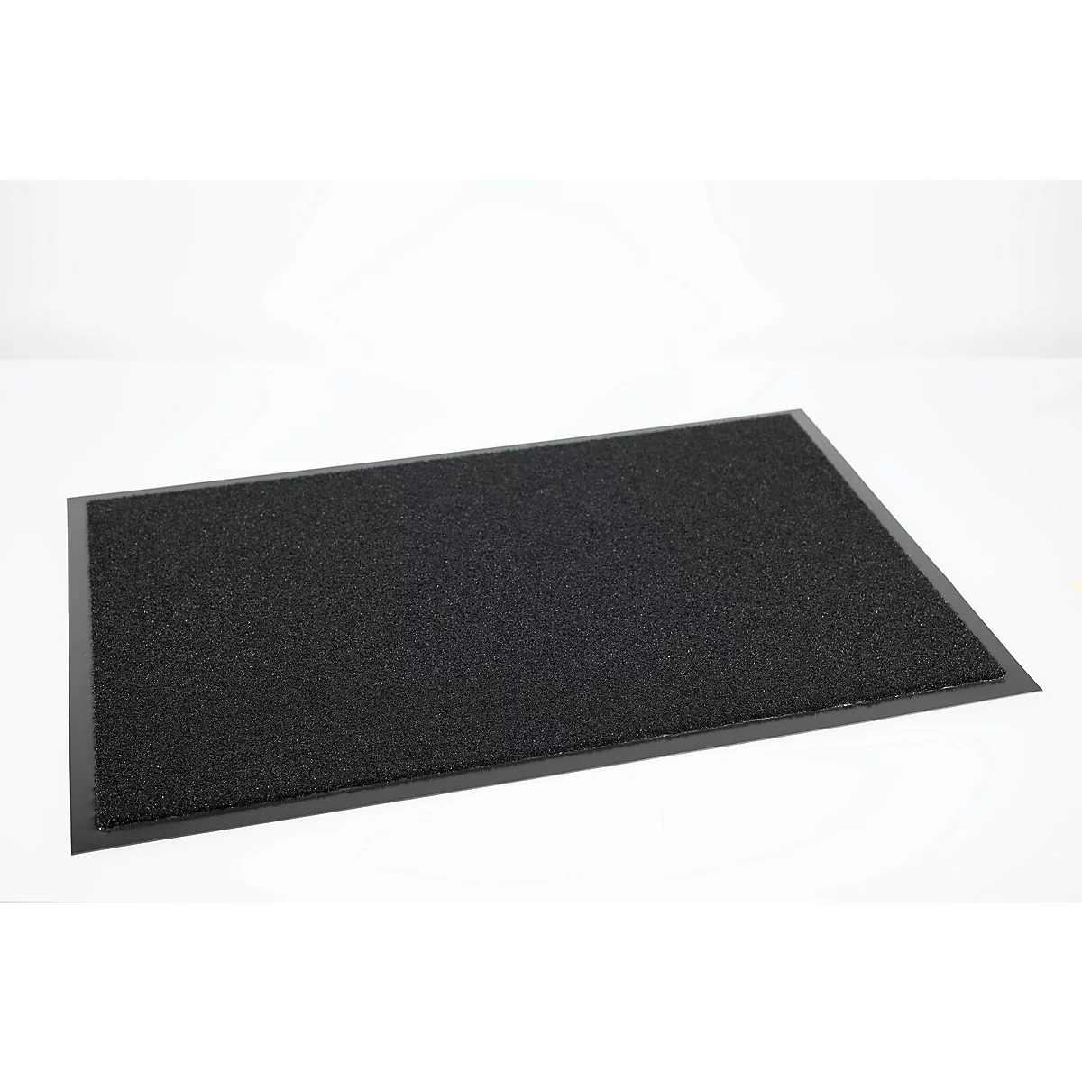 Paillasson rectangulaire noir avec un poil texturé sur fond blanc.