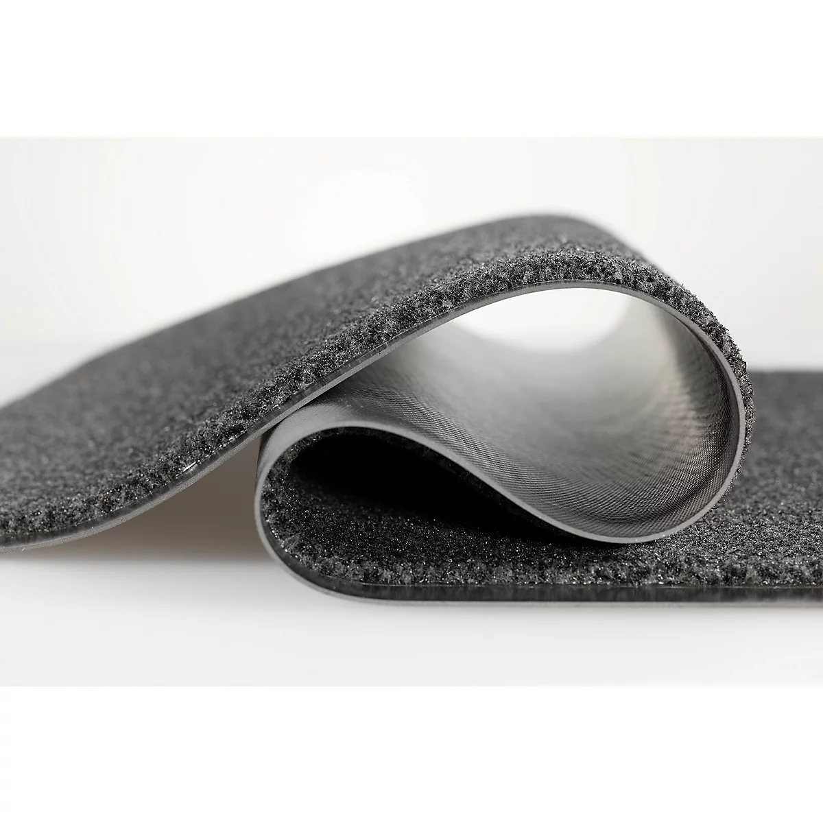 Un revêtement de sol gris et flexible avec une texture, courbé en boucle.