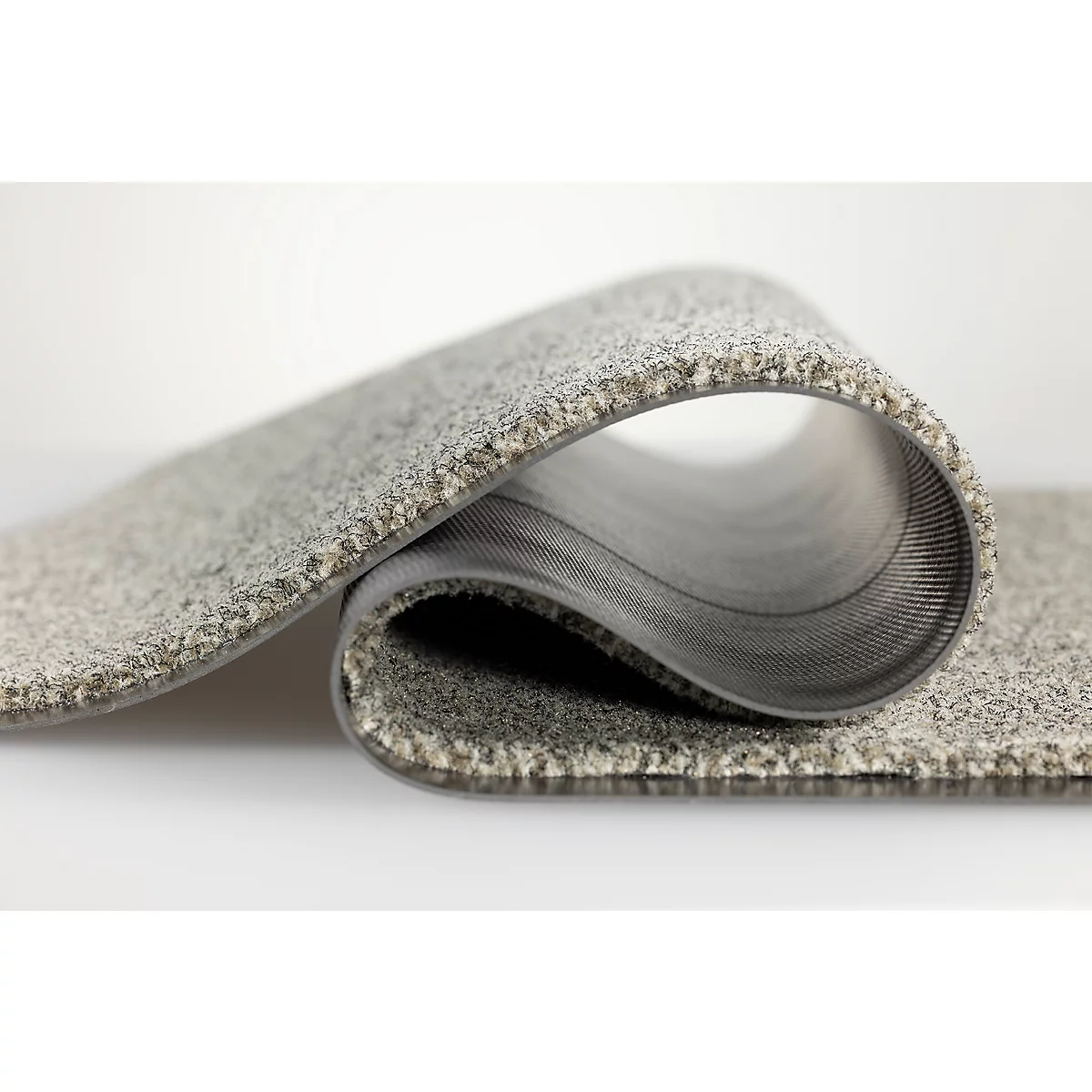 Moquette grise chinée avec un envers élastique, partiellement enroulée.