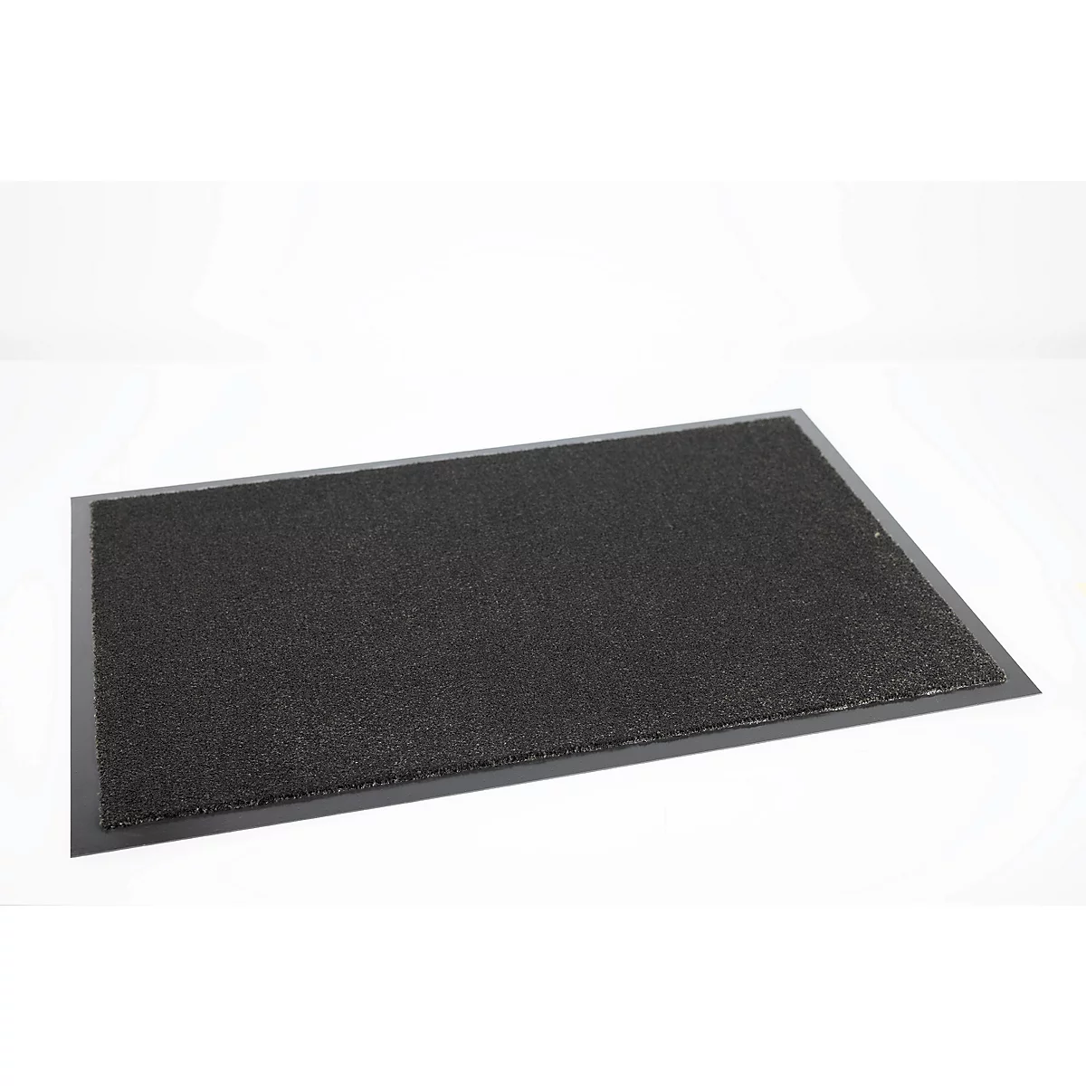 Paillasson rectangulaire noir à poils texturés avec bordure lisse sur fond blanc.