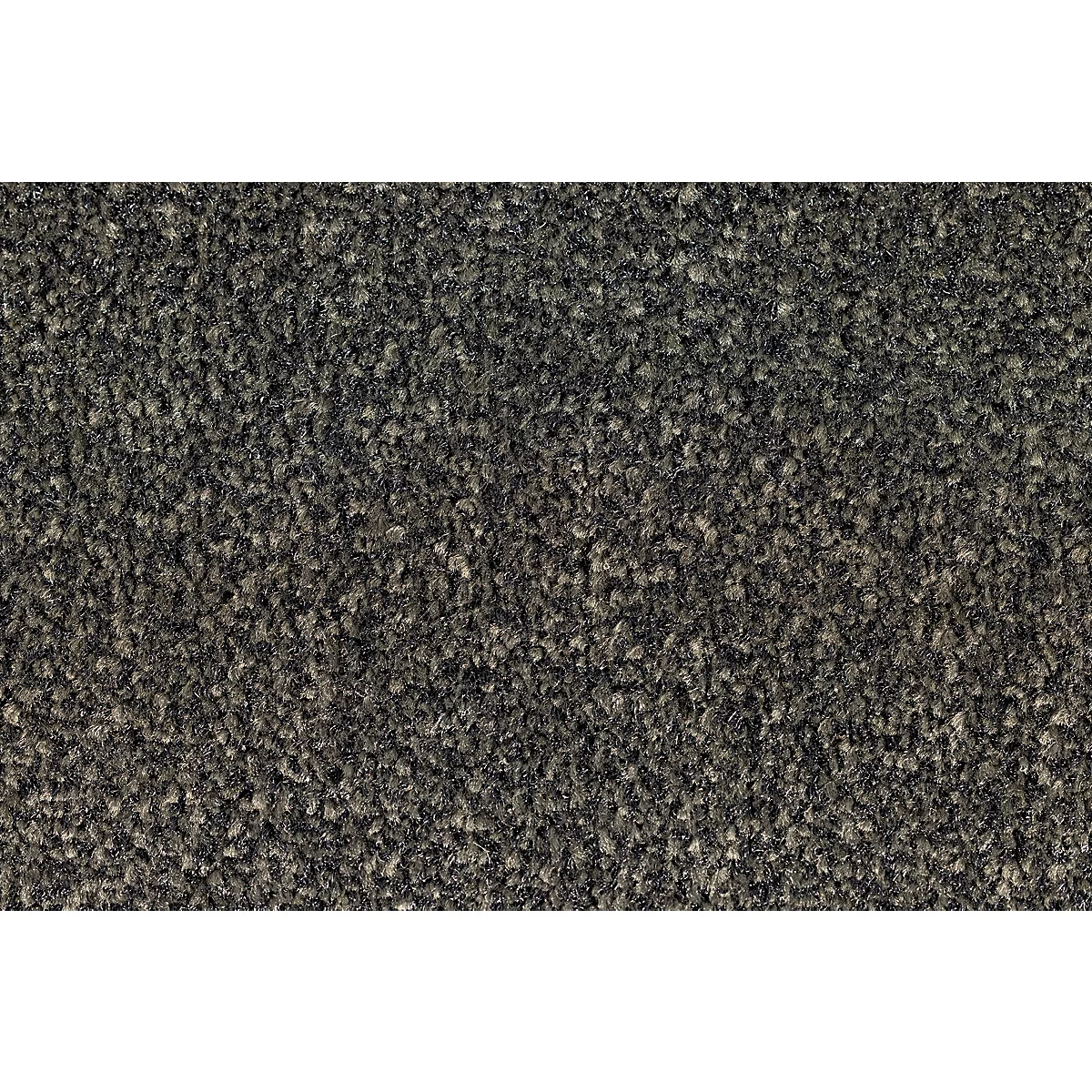 Gros plan sur une moquette foncée à la surface texturée et chinée.