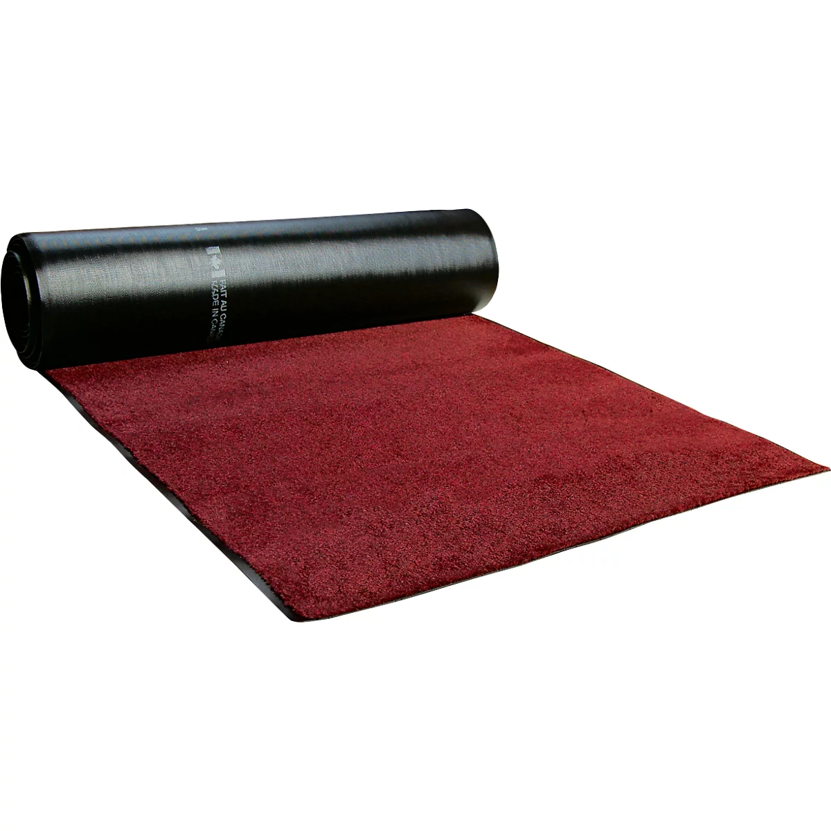Un rouleau de tapis rouge est en train d'être déroulé. La partie noire du rouleau affiche du texte. Une surface sombre est visible sous le tapis.