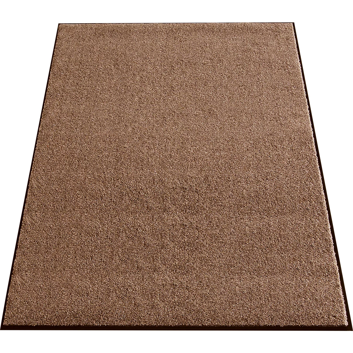 Tapis marron avec une bordure noire. La surface est moelleuse.