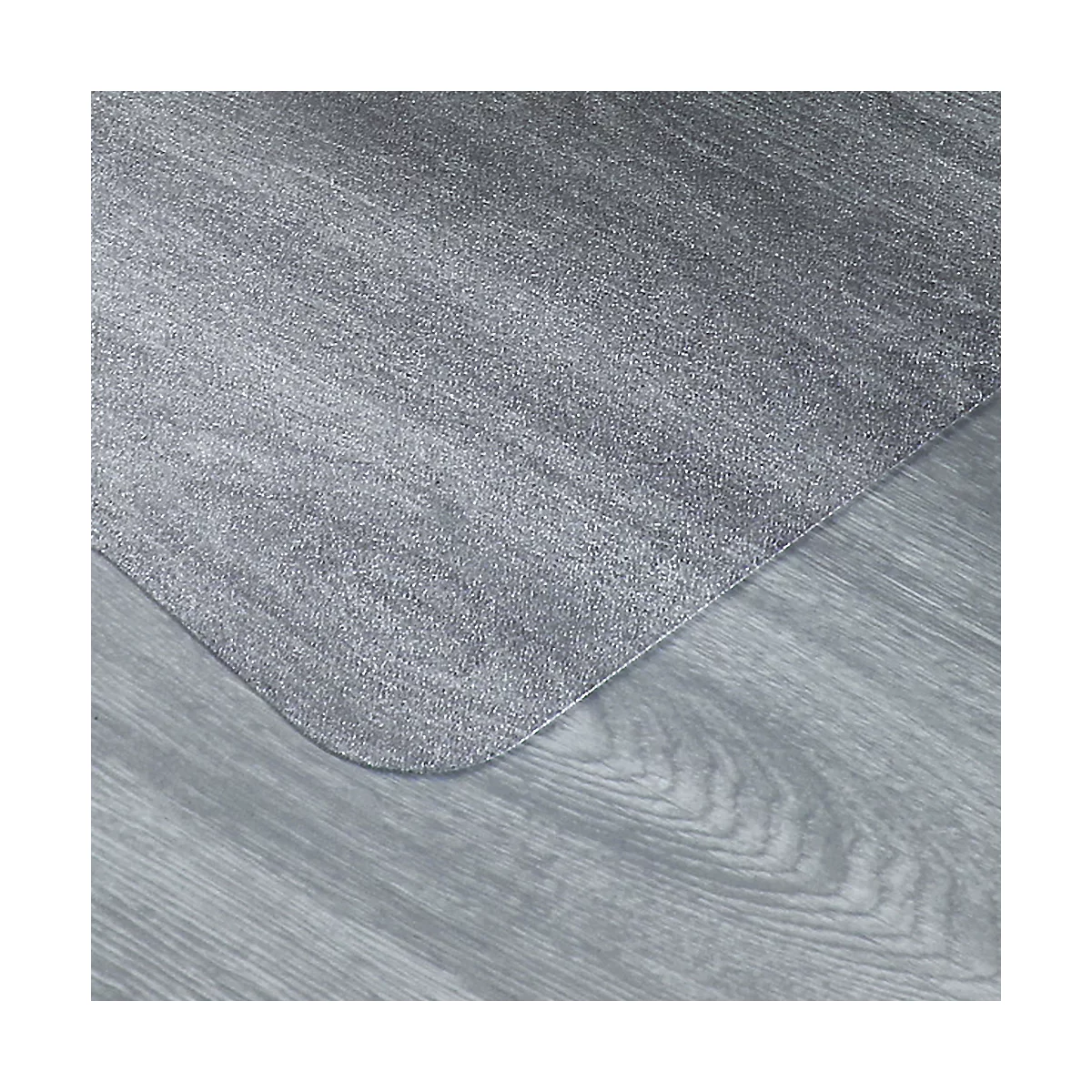 Tapis gris sur plancher en bois gris, angle de détail.