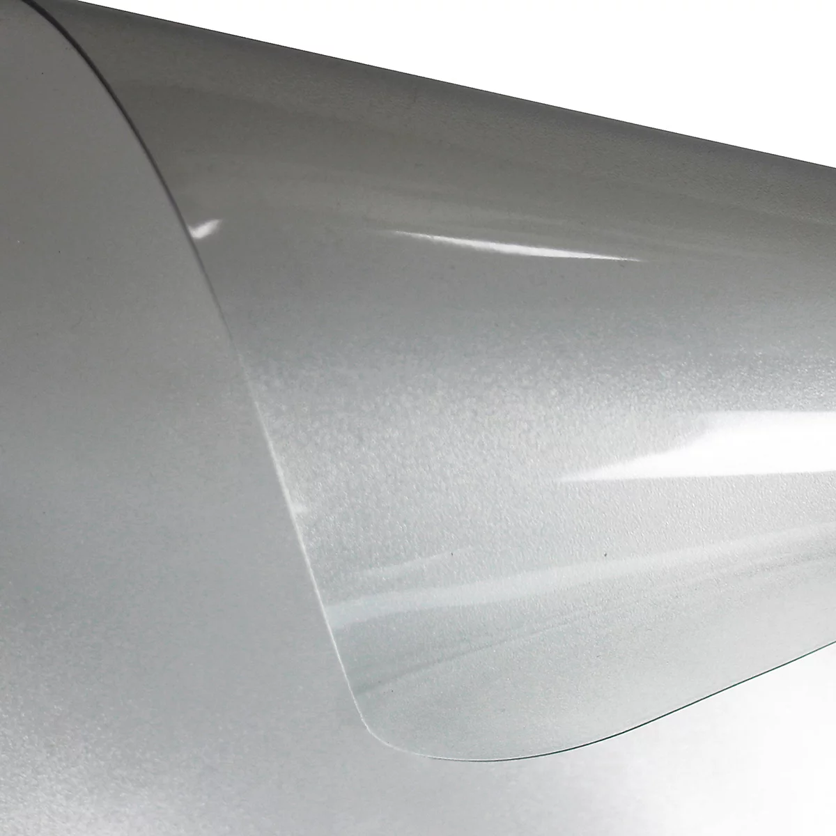 Gros plan d'un film transparent, légèrement ondulé, avec des reflets de lumière.