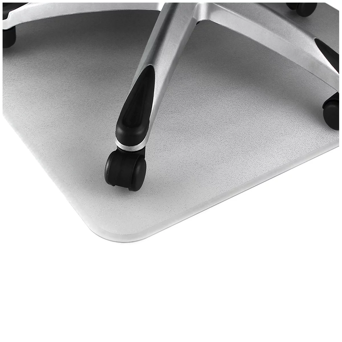 Gros plan d'une chaise de bureau sur un tapis de protection de sol transparent.