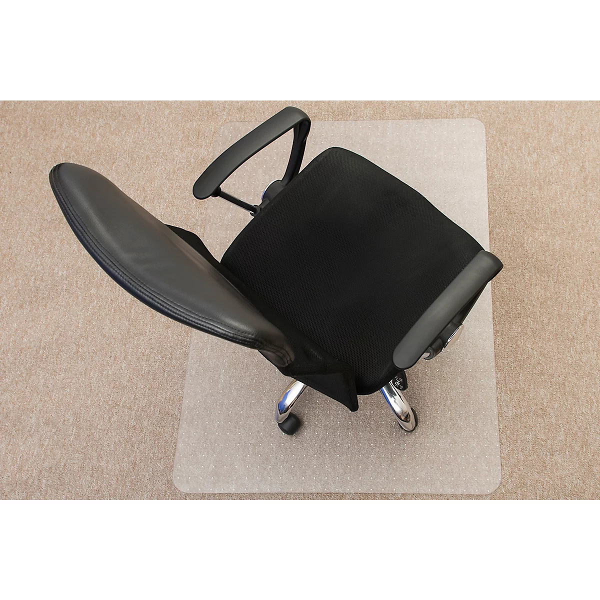 Chaise de bureau photographiée d'en haut sur un tapis de sol transparent. Assise et accoudoirs noirs.