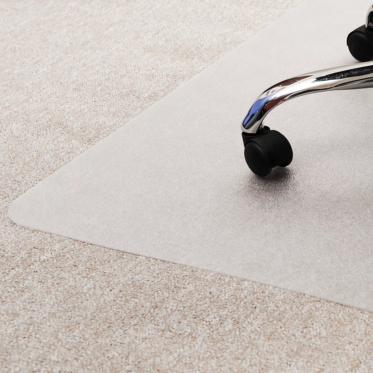Tapis de chaise de bureau transparent sur tapis clair. Une roue de la chaise est visible sur le tapis.