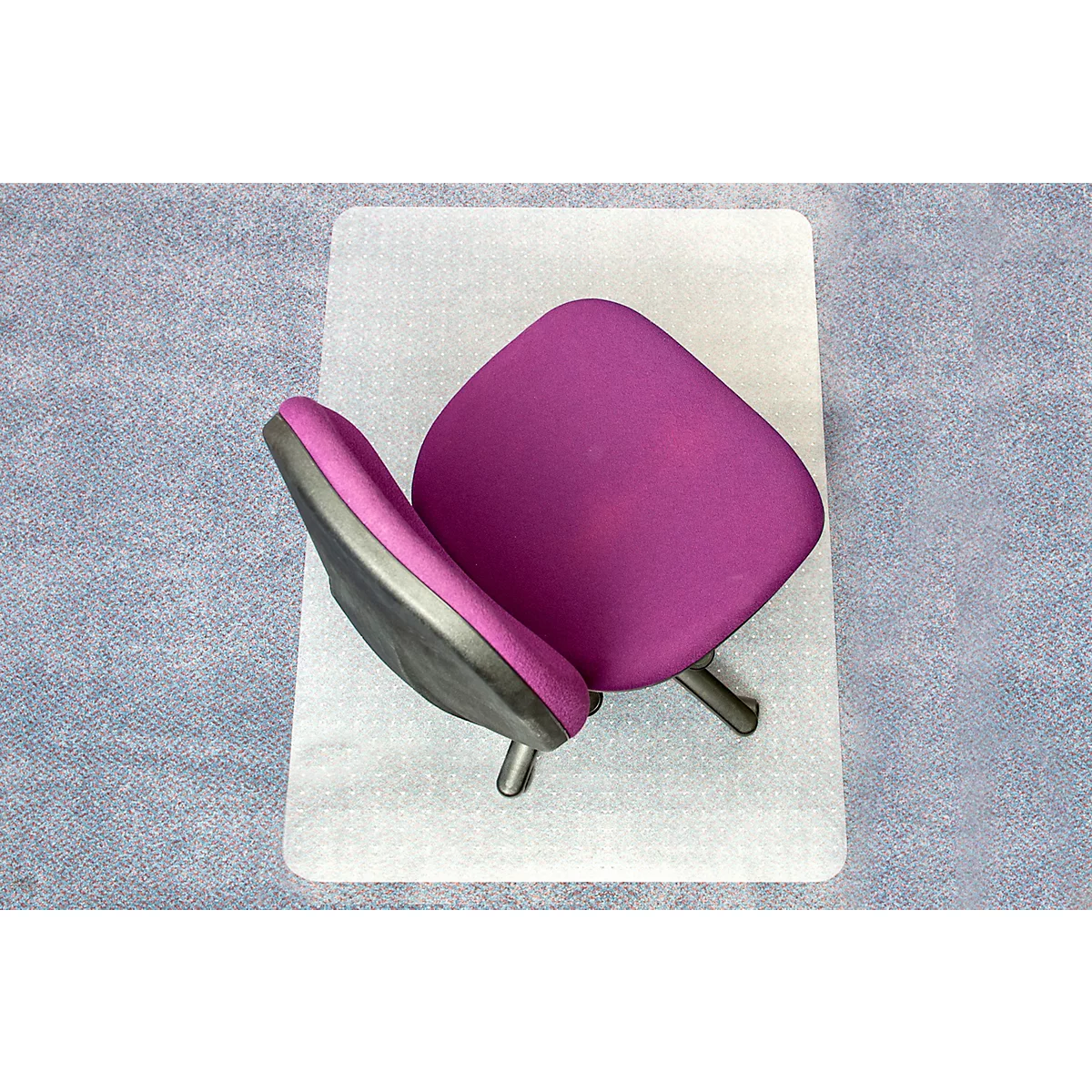 Une chaise violette sur une planche de mousse blanche. Deux parties, l'assise et le dossier.