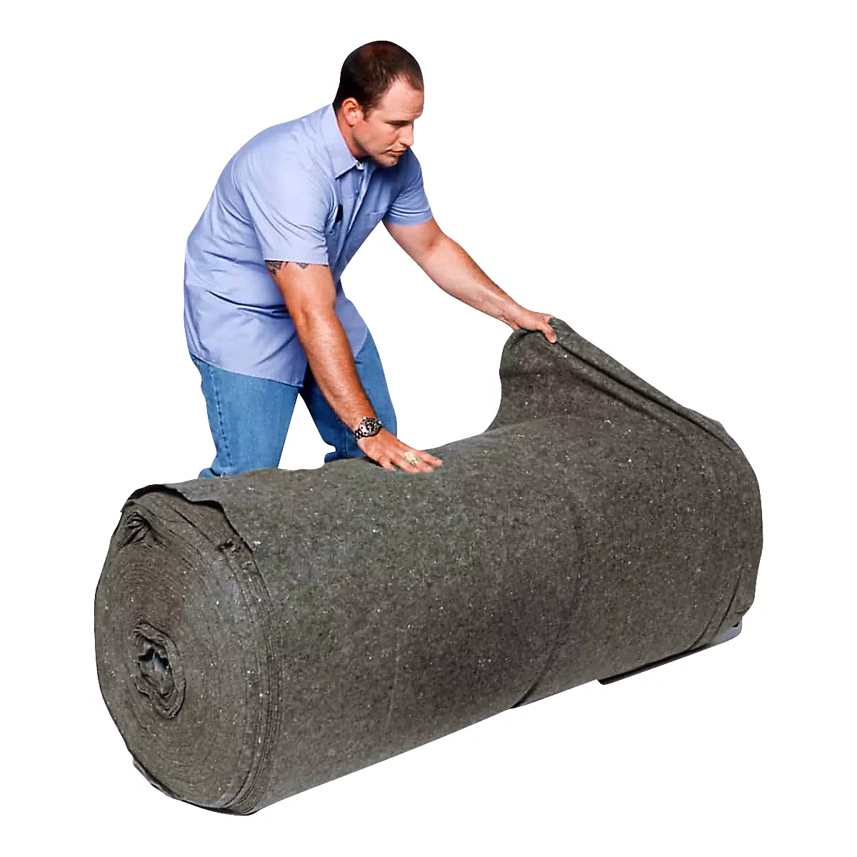 Un homme roule une couverture grise, la couverture est grande et lourde.