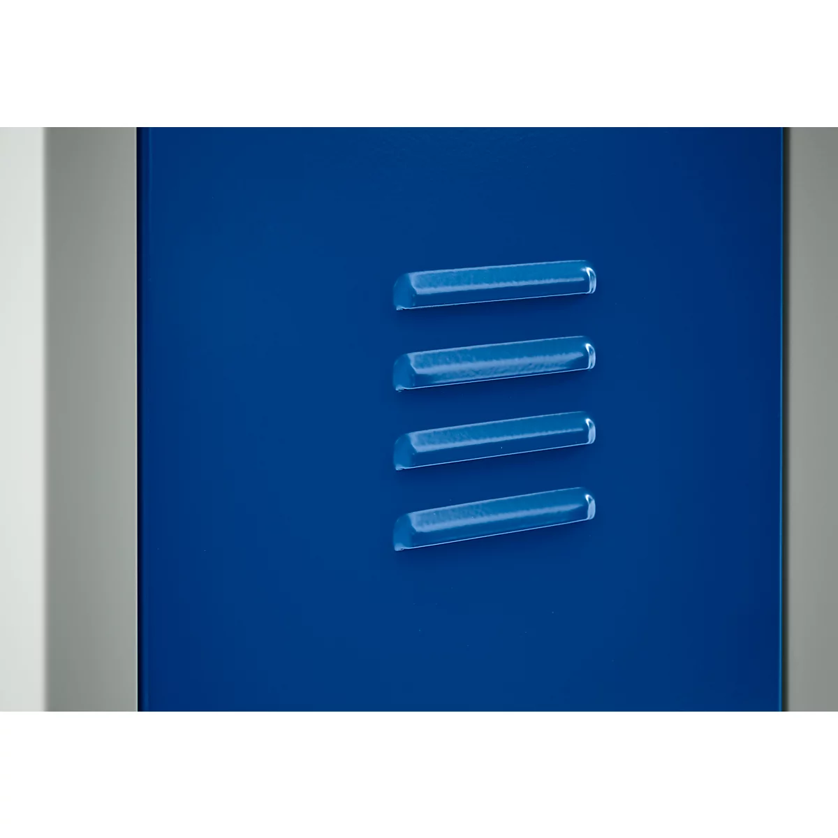 Primer plano de una puerta de taquilla azul con cuatro ranuras de ventilación horizontales. Marco gris a la izquierda y a la derecha.