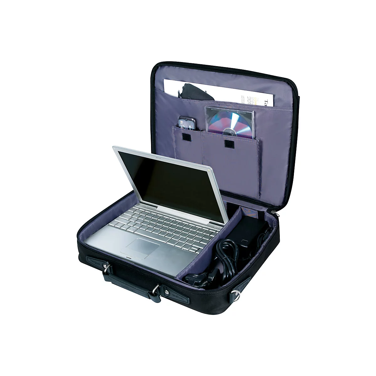 Schwarze Laptoptasche mit Laptop, CD, Zubehör und Dokumenten, geöffnet vor weißem Hintergrund.