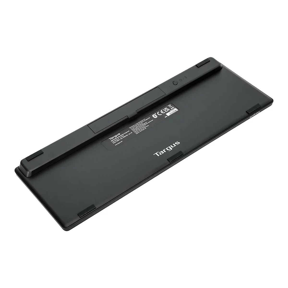 Die schwarze Unterseite einer Targus-Tastatur mit Gummifüßen, Produktetikett und Markenschriftzug auf weißem Grund.
